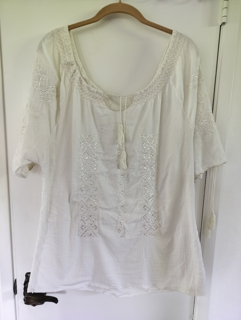 Boho Peasant Embroidered Blouse Scoop Neckline Keyhole Drawstring Tassels Med